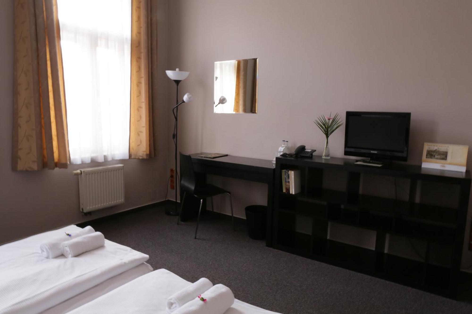 Hotel Zlata Stika Пардубице Екстериор снимка