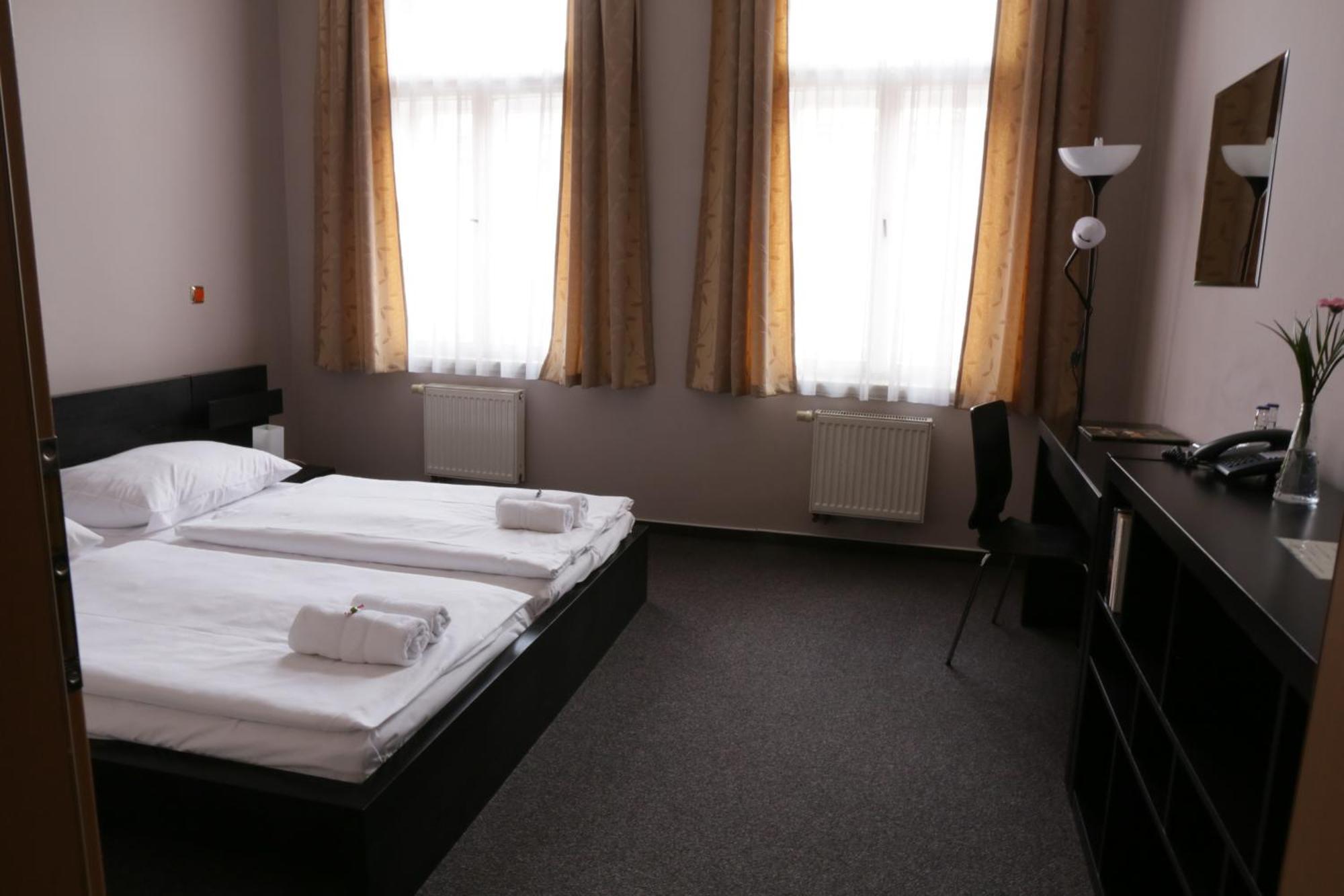 Hotel Zlata Stika Пардубице Екстериор снимка